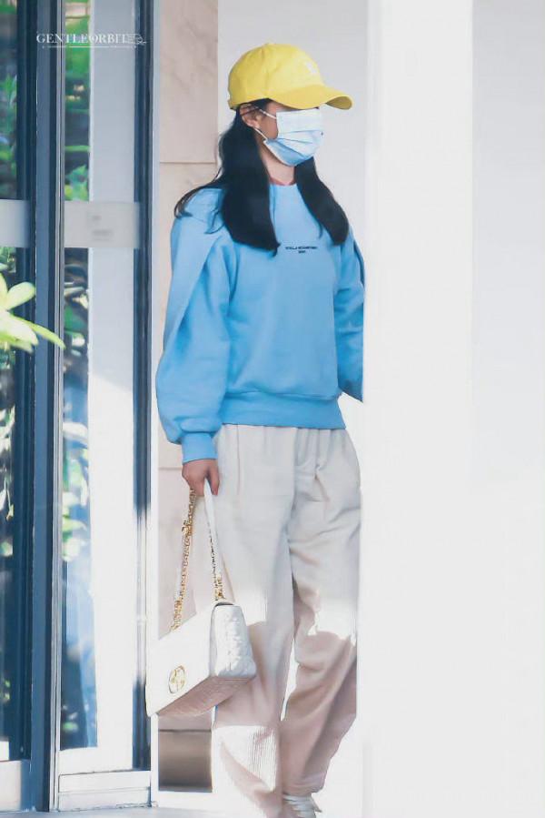 趙麗穎上海機場到達飯拍圖藍色衛衣的休閒風穎寶