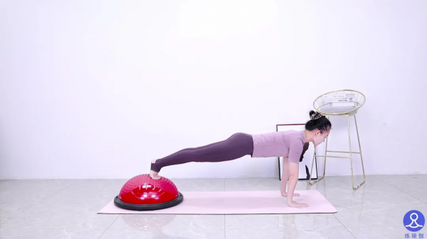 32歲陳小紜近照暴瘦成“魯豫”,下巴尖銳,小腿瘦到骨頭凸出 32歲陳小紜近照暴瘦成“魯豫”,下巴尖銳,小腿瘦到骨頭凸出