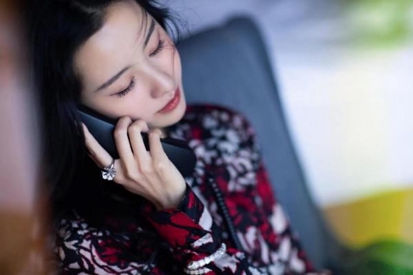 陳都靈新造型，酷感凌厲或優雅率性，輕鬆駕馭御姐風蘿莉風