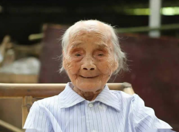 清朝00後朱鄭氏：121歲仍健在，六世同堂，長壽的秘密究竟是什麼