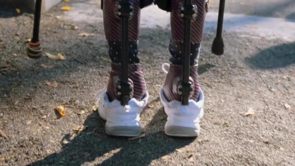 人生錄：11個小時，42公里，癱瘓女孩用雙柺丈量夢想，跑完馬拉松