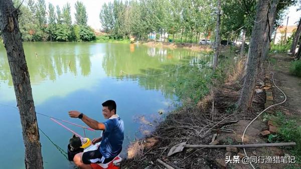 老大媽：在我家門口釣魚就得給我一條，網友：這跟搶魚有什麼區別