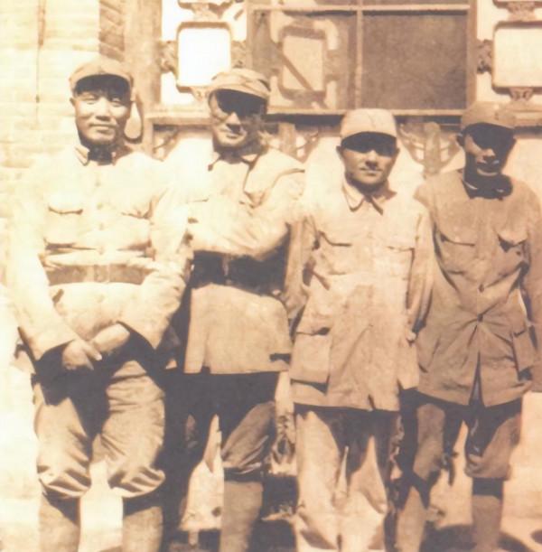 87年鄧小平指著劉華清和洪學智，問一邊的楊尚昆：他們命令下了沒