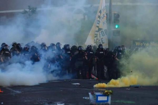 1992年美國洛杉磯黑人搶劫韓裔社群，韓裔持槍反擊，黑人死傷慘重