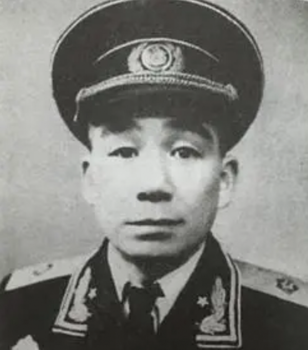 1953年，開國少將攜妻回鄉祭祖，卻發現童養媳等了自己一輩子