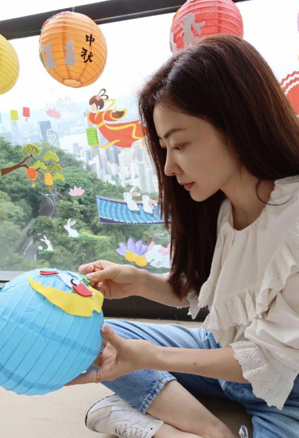 熊黛林曬與雙胞胎女兒過中秋,陽臺上做紙燈籠,母女三人開心比耶 熊黛林曬與雙胞胎女兒過中秋,陽臺上做紙燈籠,母女三人開心比耶