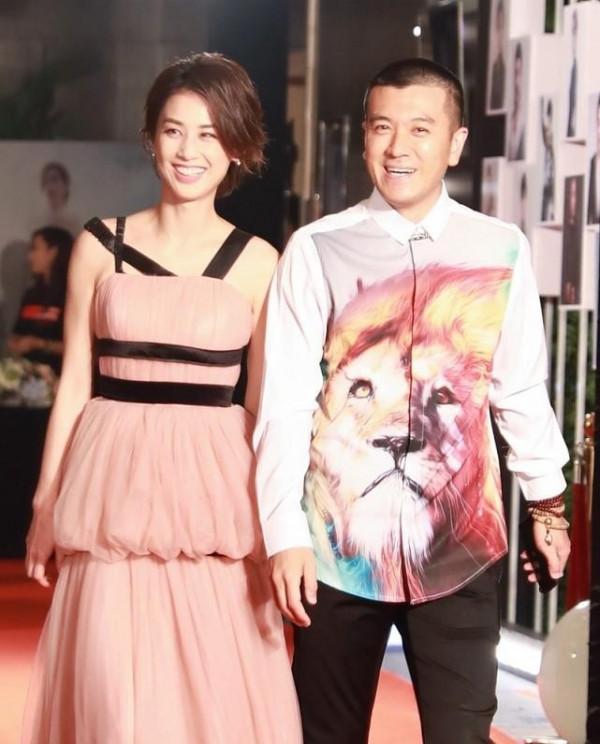 黃聖依和老公合體出行,她一襲粉裙挺嬌媚,老公卻像“土豪” 黃聖依和老公合體出行,她一襲粉裙挺嬌媚,老公卻像“土豪”