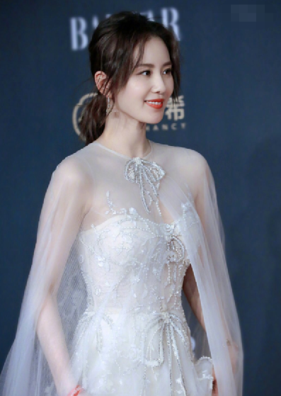 劉詩詩穿藍色太好看了！一襲藍色絲綢連衣裙，清新淡雅氣質非凡