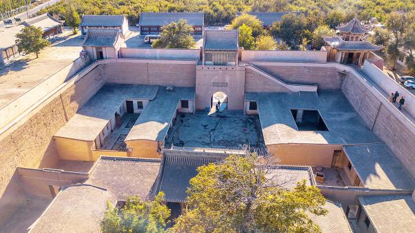 甘肅沙漠邊緣的地主城堡，佔地5085平方米，牆高12米安全係數極高