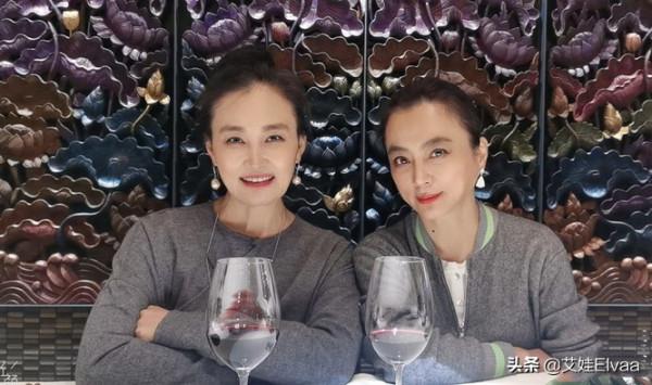 李玲玉曬生活近照！穿拼接開衫打扮素雅有精神，冬季吃柚子真養生