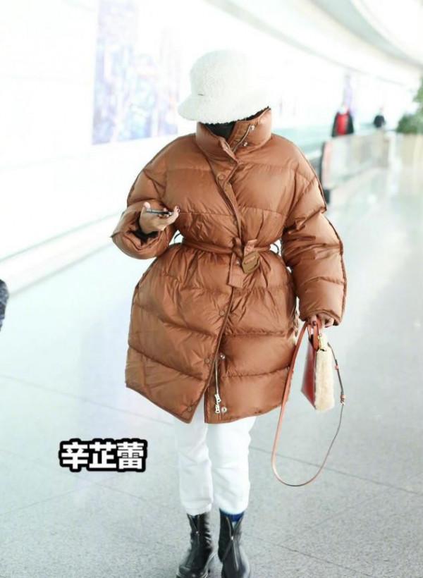 老公曝緋聞後李湘首露面，大紅襖看著比孕婦還腫，鴿子蛋擠得手疼