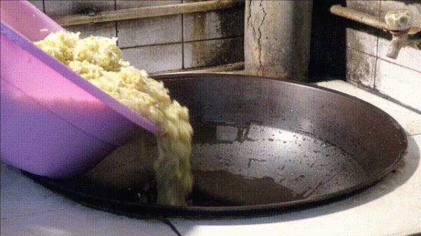 挖一勺梨膏泡一碗茶水,近60年的梨樹,帶給我們的還有歲月的積澱 挖一勺梨膏泡一碗茶水,近60年的梨樹,帶給我們的還有歲月的積澱