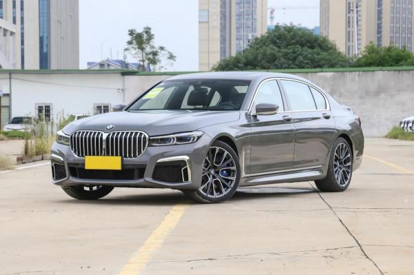 真正的旗艦D級車，軸距超3米2，動力強勁又豪華，實拍寶馬7系