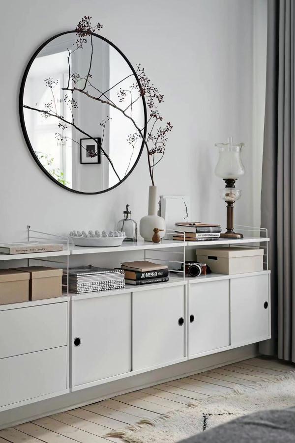 以白色為主題的北歐風小戶型公寓,非常素淨,置頂酒櫃和收納櫃 以白色為主題的北歐風小戶型公寓,非常素淨,置頂酒櫃和收納櫃