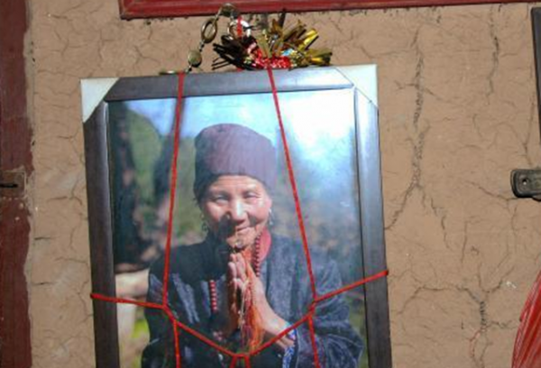 王芝霞:中年頓悟歸隱終南山,45年不見家人,自稱能與佛祖對話 王芝霞:中年頓悟歸隱終南山,45年不見家人,自稱能與佛祖對話