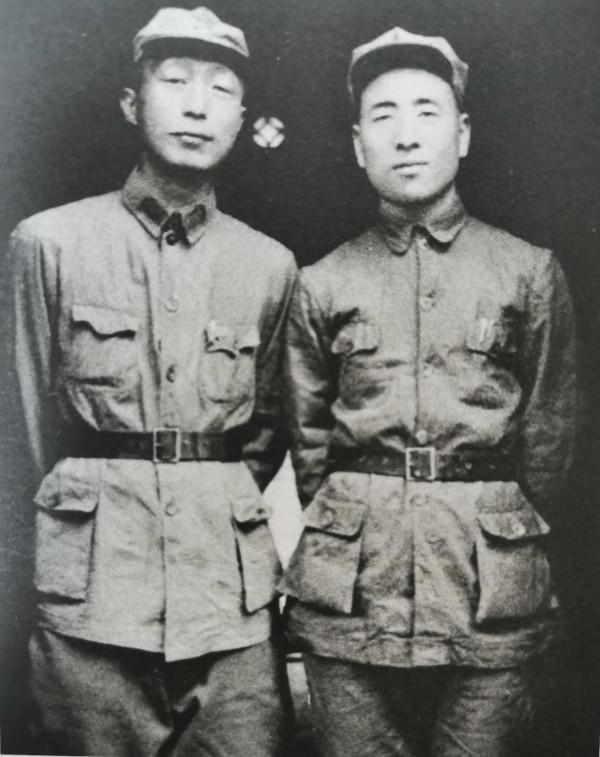 林彪和陳賡罕見同框，林彪坐前排，陳賡站後排，其他人都是誰？