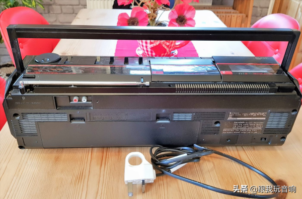 日立Hitachi1988年推出了這款TRK-3D5E行動式收錄機音響