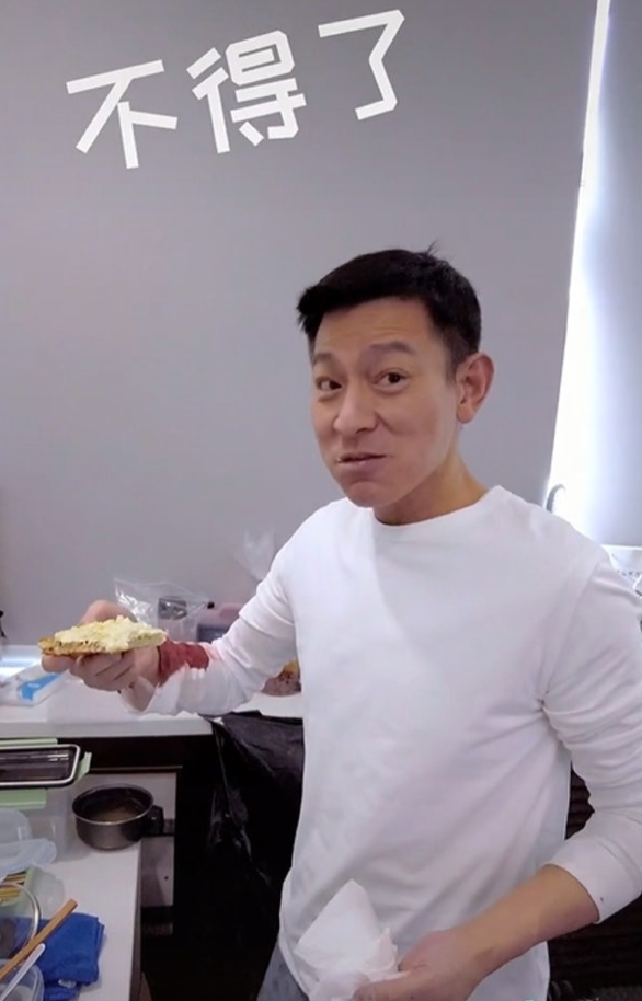 61歲劉德華拍影片秀廚藝,右手臂現出紅色血跡,身體狀況令人擔心 61歲劉德華拍影片秀廚藝,右手臂現出紅色血跡,身體狀況令人擔心