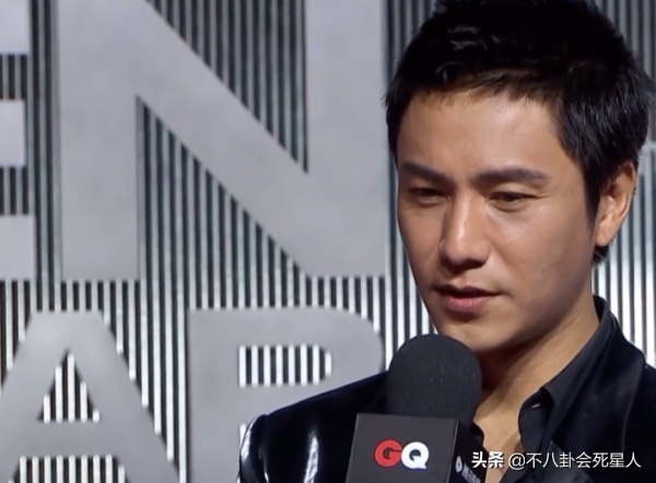 男明星走紅毯的出位表現：李現裹被子，鄧倫油膩，彭昱暢拉玩具車