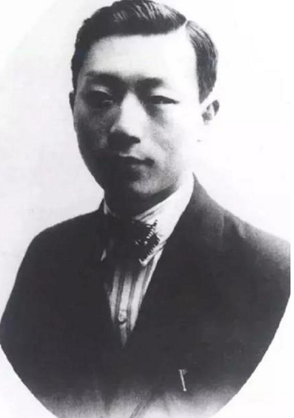 1987年，鄧小平欲辭去軍委主席，聶榮臻反對：沒有他軍隊會亂的