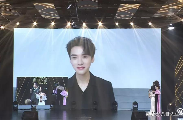 時尚盛典:55歲李若彤秀腹肌,袁姍姍大變臉,婁藝瀟穿漢服走紅毯 時尚盛典:55歲李若彤秀腹肌,袁姍姍大變臉,婁藝瀟穿漢服走紅毯