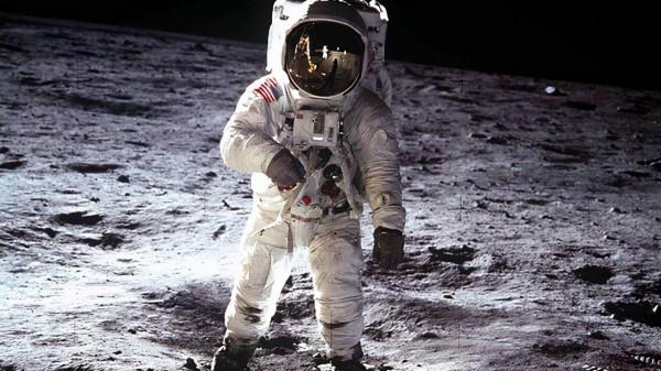 中秋節你在賞月,他在月球上看著你 中秋節你在賞月,他在月球上看著你