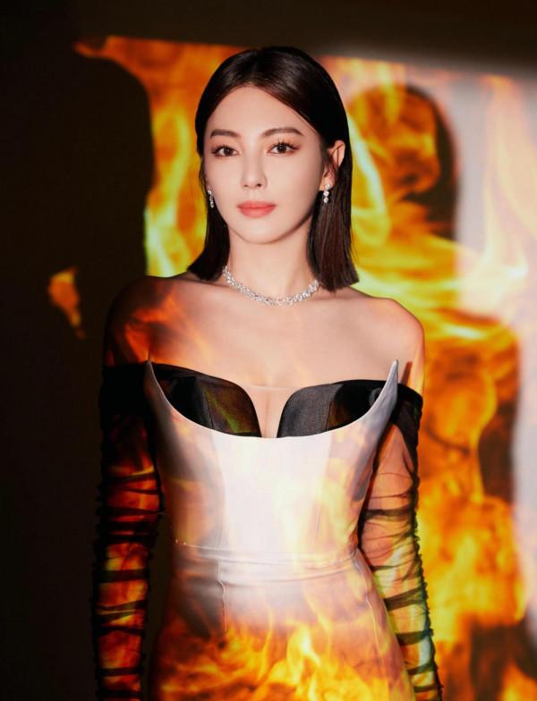 張雨綺榮獲年度美麗女人獎項，網友卻質疑其面部僵硬，疑在恢復期