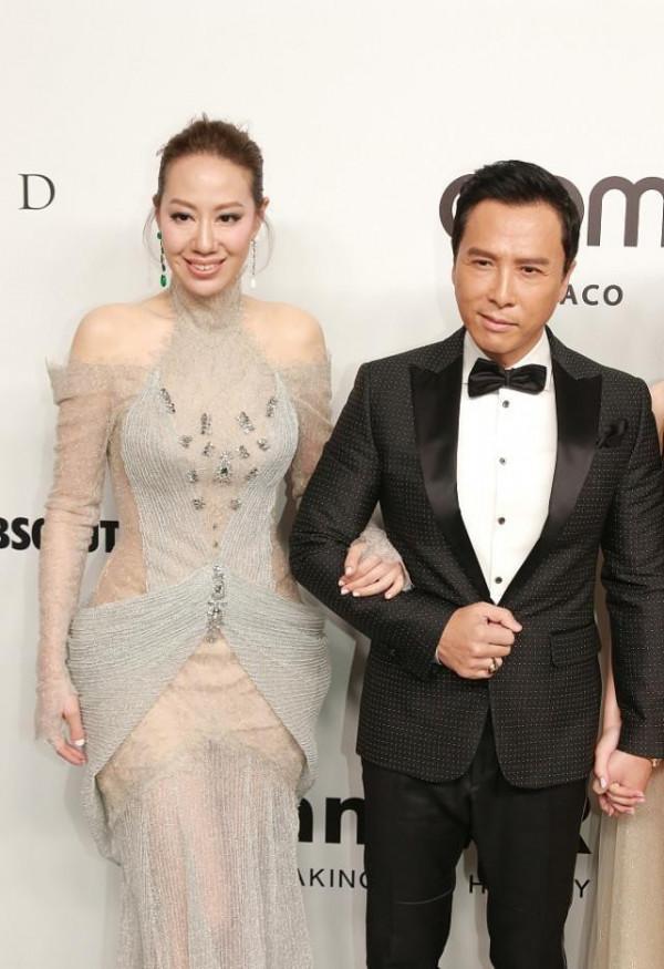 甄子丹夫婦合體真恩愛,雖然個頭有點差別,但汪詩詩反而小鳥依人 甄子丹夫婦合體真恩愛,雖然個頭有點差別,但汪詩詩反而小鳥依人