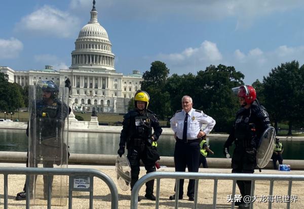 這一天,美國警察武裝到牙齒,民眾不敢出來 這一天,美國警察武裝到牙齒,民眾不敢出來