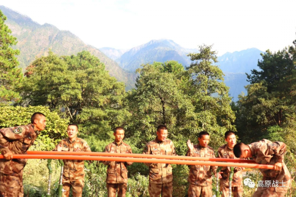 負重組合練習，列兵比班長快3秒！