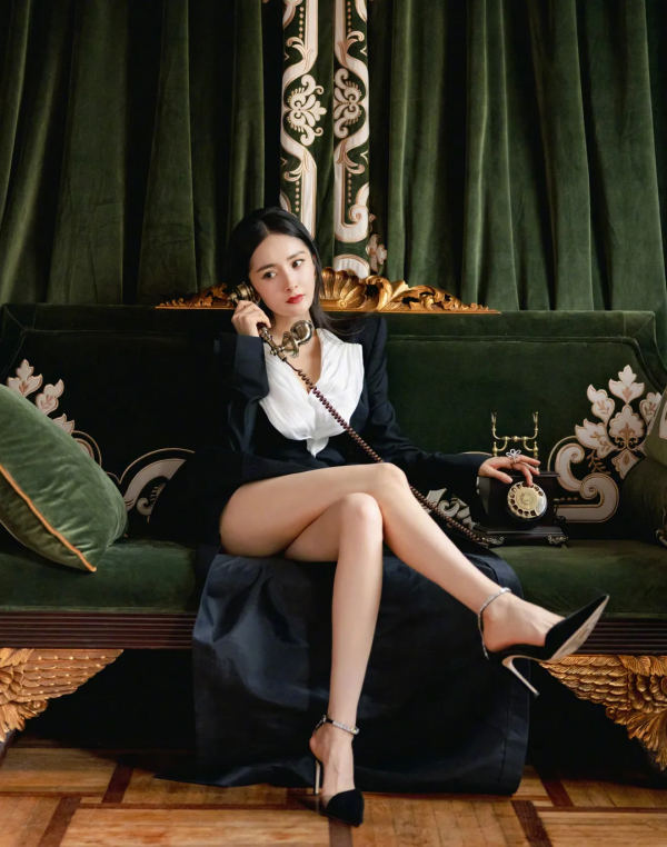 楊冪又帶火了“回力鞋+裙子”！巨美巨顯腿細，絕了