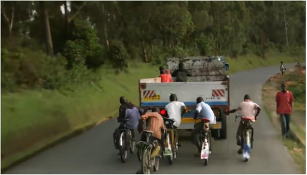 非洲腳踏車騎手：載500斤香蕉騎行100公里，時速70公里不踩剎車