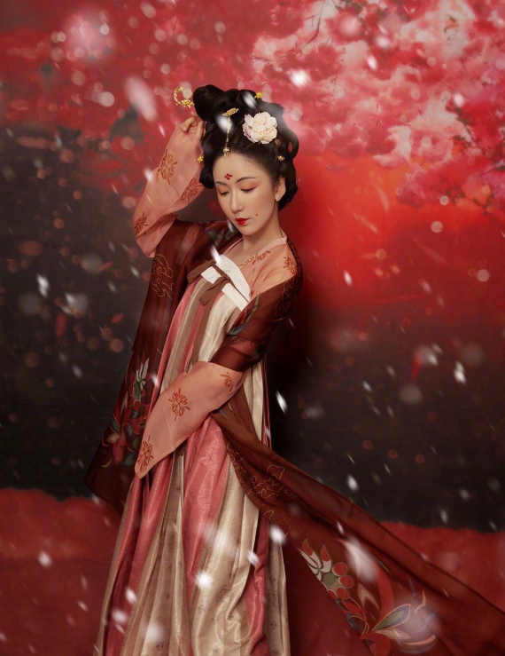 女明星的紅毯內卷又來了，別人露胳膊露腿，她卻別出心裁