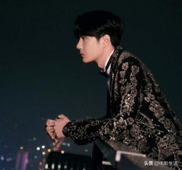 跨年晚會男星開始“內卷”，王源酷似貴公子，張藝興帶來超強舞臺