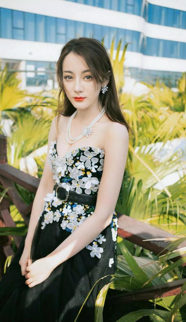 迪麗熱巴~散發出濃濃的女人味 迪麗熱巴~散發出濃濃的女人味