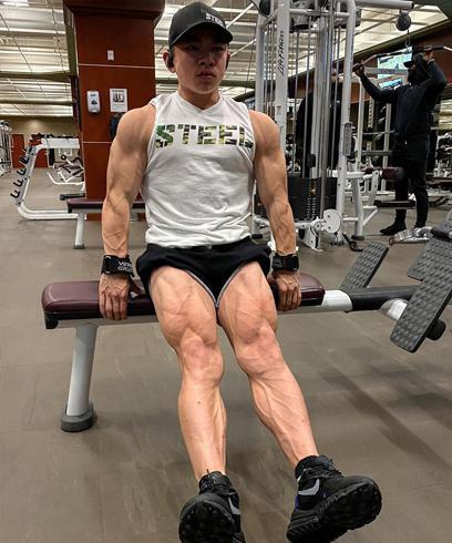 12歲少年堅持健身5年，變身肌肉狂魔惹追捧，發育專家：負面案例