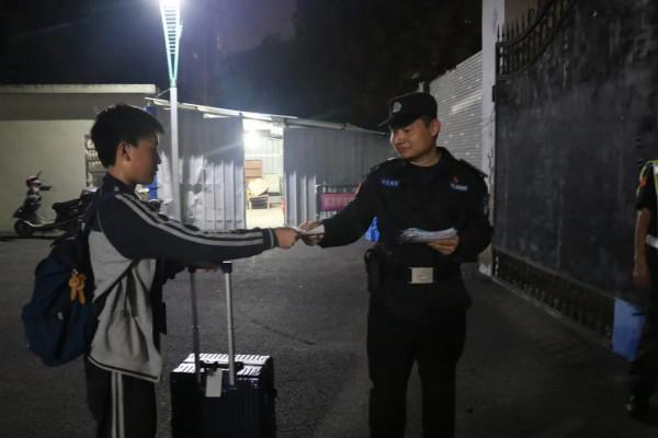 老師,放心!我沒認出你 老師,放心!我沒認出你