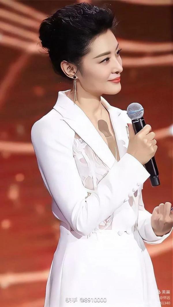 知性優雅的央視前主持人周濤