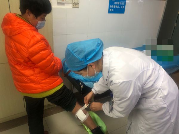 貼&OpenCurlyDoubleQuote;暖寶寶&rdquo;被燙傷，老人半條腿罷工，專家：這類人避免使用