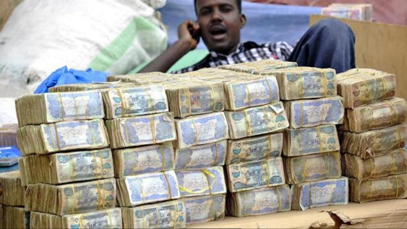 靠賣錢為生的國家！10塊錢人民幣相當於鉅款，大街上隨處可見鈔票