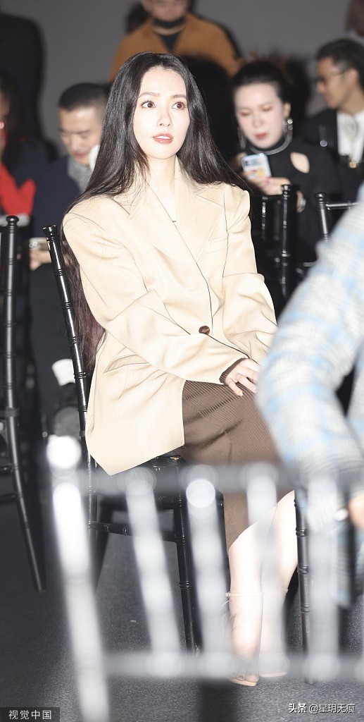 郭碧婷西裝搭修身裙溫柔幹練 五官精緻笑容甜 郭碧婷西裝搭修身裙溫柔幹練 五官精緻笑容甜