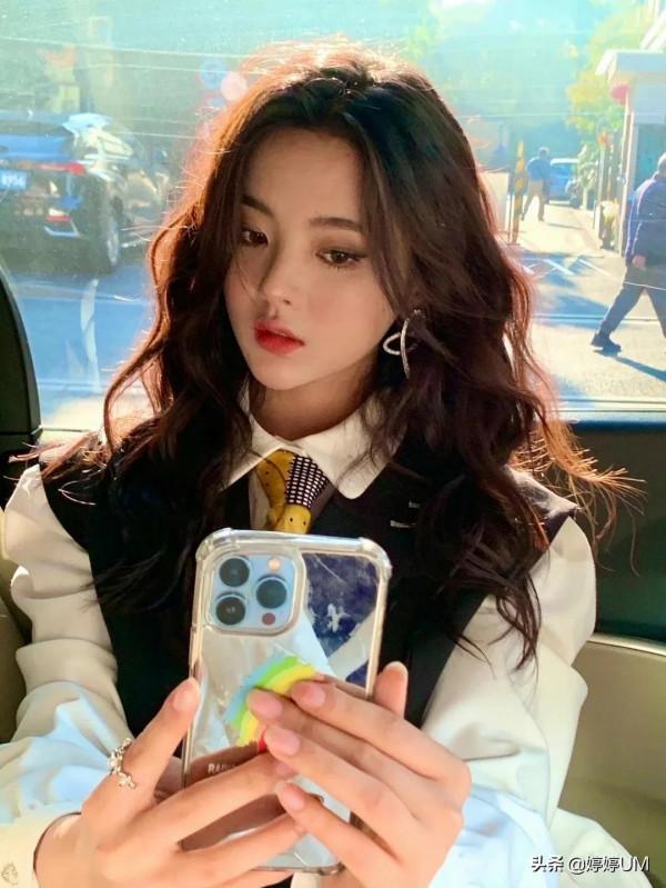 楊超越，膚白貌美、可愛甜美、古靈精怪，好看的女孩子誰不愛呢