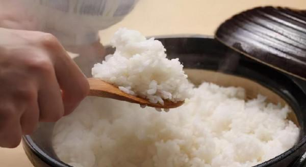 天冷，蒸米飯只會加水就錯了，飯店大廚教你一招，米飯香軟又好吃