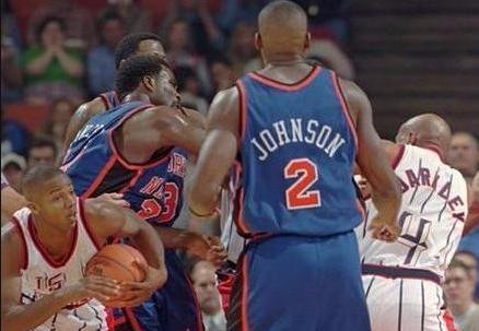 NBA紀實連載38:喬丹貼身護衛奧克利,打架比打球多的終極硬漢 NBA紀實連載38:喬丹貼身護衛奧克利,打架比打球多的終極硬漢