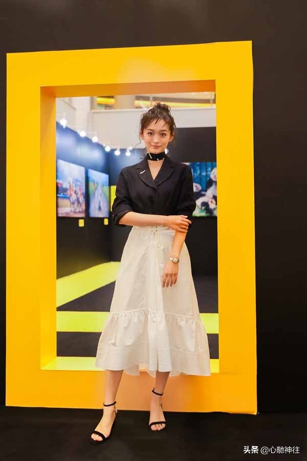 何泓姍身穿黑色翻領西服搭配白色高腰長裙，復古風滿滿