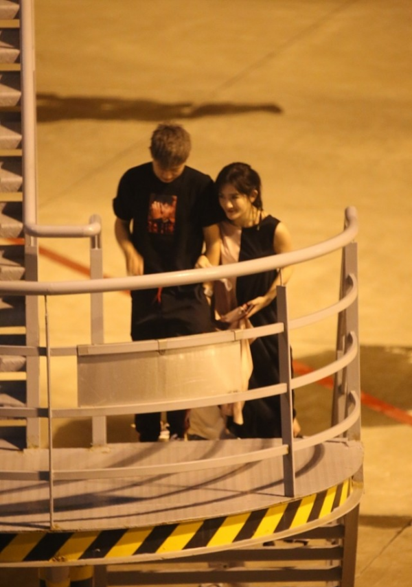 謝娜、張傑真是夫妻典範,出門牽手很幸福,謝娜一身陰陽裝很個性 謝娜、張傑真是夫妻典範,出門牽手很幸福,謝娜一身陰陽裝很個性