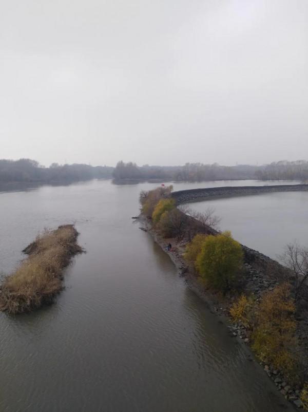 在深秋的寒風裡垂釣，釣的不是魚，而是興致！各位怎麼看？