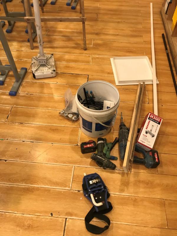 安裝投影還要會木工