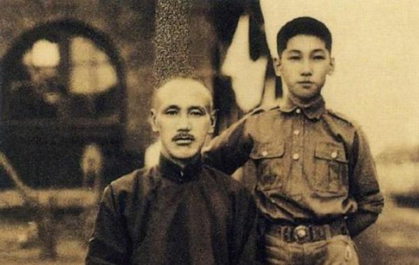 紅色女特工打入國軍內部，卻愛上了策反物件，周恩來：你們結婚吧