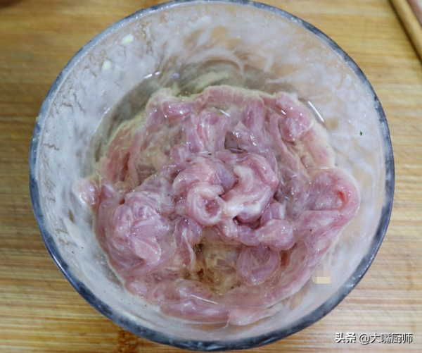 炒肉絲直接下鍋，粘鍋還發柴！教你2個技巧，出鍋滑嫩可口，真香